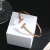 Pulsera abierta sencilla de diseño estilo japonés y coreano, clásica Doble T con incrustaciones de diamantes, para mujer, acero de titanio nicho temperamento simple para combinar con todo