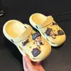 Nuevas sandalias perforadas para niños para el verano, pantuflas de suela blanda para interior y exterior para niños y niñas, zapatos perforados para bebé para uso en casa