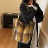 Moda Outono Estilo Coreano Bolsa Tote de Lã Retrô 2025 Nova Xadrez Versátil Grande Capacidade Bolsa Tote de Ombro