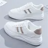 Zapatillas blancas populares de suela gruesa para mujer, nuevo lanzamiento verano 2026 primavera, zapatillas versátiles para estudiantes, zapatos casuales deportivos