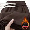 Comércio exterior estilo outono e inverno forrado com fleece espesso quente veludo cotelê moda casual esportivo versátil calça casual de perna reta para homens