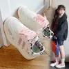 Zapatos Infantiles 2026 Otoño Nuevo Estilo Niñas Graffiti Moda Zapatillas de Caña Baja Suela Suave Casual Versátil Ligeros Zapatos Blancos