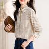 Camisa Casual Listrada Cor de Café Estilo Francês para Mulheres, Novo Modelo Primavera Cedo 2026, Camisa de Manga Longa com Ombro Caído e Padrão 3D