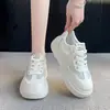Nuevos Zapatos Blancos de Verano 2025 para Mujer Estilo Coreano Ins Malla Transpirable Suela Gruesa que Aumenta la Altura Deportivas Casuales al por Mayor