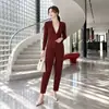 Traje pequeño de solapa con un botón y cuello en V de manga larga Miyake para mujer conjunto de otoño cintura elástica pantalones largos fluidos conjunto de dos piezas