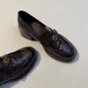 Mocassins Retro de Couro de Vaca Super Macio Femininos Camélia Fivela Dourada Estilo Britânico Slip-on Sapatos Pequenos de Couro Solado Grosso Salto Alto Sapatos Únicos
