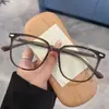 Gafas de prescripción de color nude para hombres y mujeres, disponibles con lentes graduados, monturas de gafas de moda retro color té frío, monturas grandes para un efecto adelgazante