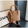 Bolso pequeño popular de este año para mujer 2024 Nueva moda bolso bandolera de hombro simple que combina con todo bolso tipo cubo portátil con textura