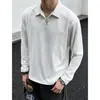 Camisa polo lisa de manga comprida, minimalista, para homens, corte solto, versátil, novo estilo moderno, adequada para o trabalho e uso casual, com design patchwork e gola alta