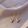 Aretes de acero de titanio de trébol de cuatro hojas con sentido de diseño avanzado, lujo ligero para mujer, diseño nicho, aretes que no se desvanecen, nuevo estilo 2024
