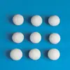 Las bolas de porcelana de relleno cerámico industrial son resistentes a la oxidación y la erosión, se utilizan como bolas de porcelana de soporte de reactor en rellenos de torres de desulfuración y desnitrificación química.