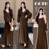 Ropa de maternidad para otoño e invierno, nuevo conjunto de dos piezas de vestido largo con cárdigan de manga farol estilo retro Maillard y tirantes