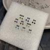 Pendientes pequeños de plata de ley 925 con cuatro garras para mujer, con circonitas de colores a juego y agujeros sencillos.