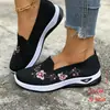 Sapatos de Tecido Retro Étnico Respiráveis de Malha para Primavera e Verão, Estilo Antigo de Pequim para Mulheres, Sapatos Planos para Mães, Sapatos Bordados, Confortáveis