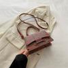 Bolso mini de diseño de nicho de moda francesa, primavera 2024, nuevo bolso bandolera de hombro de alta gama con diseño de fresa, pequeño bolso cuadrado.