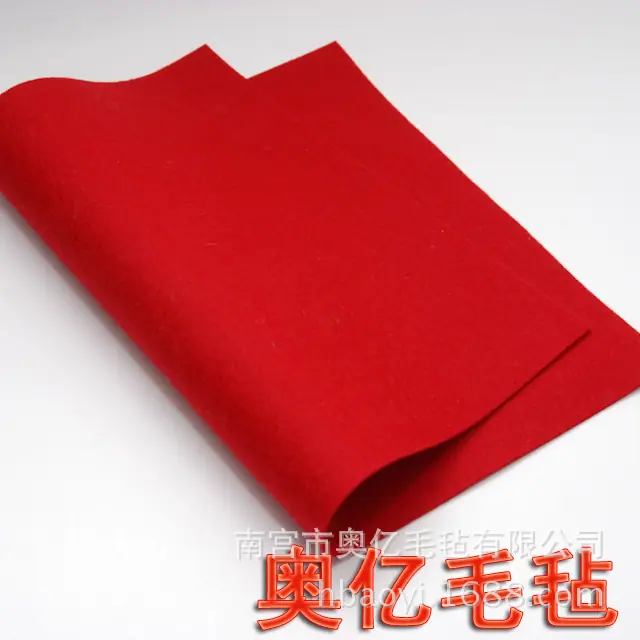 深红色毛毡