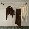 Colección Otoño 2026: Conjunto casual de tres piezas para mujer de alta gama con pantalones anchos en color negro y café, que incluye una chaqueta elegante y sencilla y un top de tirantes.