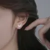 Pendientes de mariposa con forma de corazón de diamante rosa para mujer, ligeros, lujosos, de alta gama, con un estilo dulce y moderno.