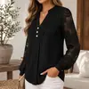 Moda Feminina Europeia e Americana Cruzada Nova Outono 2026: Camisa Casual Solta Elegante para o Dia a Dia Cor Sólida Renda Vazada