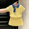 Conjunto de punto fino amarillo de verano 2026 para niñas estilo coreano, falda de manga corta con cuello Polo retorcido para bebé