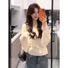Suéter de punto con cuello en V y mangas murciélago color avena para mujer, estilo otoño, con un look único, hermoso y sin esfuerzo chic, con un diseño que ciñe la cintura