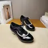 Zapatos de cuero para niñas de comercio exterior al por mayor, zapatos de princesa versátiles y a la moda con encaje, suela suave, antideslizantes, punta cuadrada, adecuados para actuaciones y baile