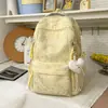 Mochila estilo universitário azul gelo claro com padrão escuro em formato de coração, com alças de ombro largas ajustáveis para alunos do ensino fundamental II e médio