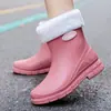 Botas de lluvia para mujer estilo coreano caña media-baja moda simple caña corta forro polar cómodo impermeable para lavar el coche cocina zapatos de goma para agua venta al por mayor