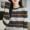 Cardigã de tricô com gola redonda e listras color-block estilo Old Money, suéter fino feminino com detalhes vazados, peça externa fashion, top solto e casual