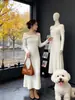 Vestido de Punto Ligero Maduro Adelgazante Estilo Francés Hombros Descubiertos con un Diseño Único para Otoño e Invierno, Elegante Vestido Largo Base de Suéter