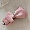 Grampo de Cabelo Korean Satinado com Laço Multicamadas para Meninas com Rabo de Cavalo Alto Prendedor Banana Elegante Pegador de Nuca Acessório de Cabelo Flor