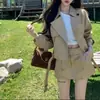 Ropa de Mujer Ropa de Mujer Coreana Dongdaemun Chaqueta de Alta Calidad Color Caqui Estilo Ropa de Trabajo / Pantalón Falda de Trabajo Color Caqui / Camiseta Blanca sin Hombros