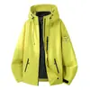 Traje de asalto para exteriores color camello mismo estilo tres en uno para mujer cortavientos impermeable forro de plumón carcasa rígida chaqueta de ropa de montañismo hombre
