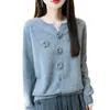 Cárdigan de punto estilo 010 con cuello redondo de ganchillo y cuatro flores de rosa hechas a mano, suéter de lana pura, prenda exterior de punto de manga larga para mujer