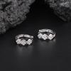 Pendientes SHIAI de plata de ley 925 con hebilla de trébol y flor Mori, combinables con todo, modernos y modernos, esenciales para el día a día, pequeños y prácticos para el día a día.