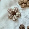 Otoño e Invierno Nuevas Flores a Cuadros Algodón Relleno Estéreo Flor Pequeña Ropa Tocado Zapatos Bolsa Funda para Teléfono Móvil Accesorios Decorativos DIY