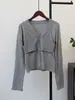Nuevo cárdigan de punto de dos piezas falso ajustado para principios de otoño de 2026 con un elegante diseño de cuello en V, elegante chaqueta suéter para mujer