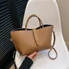 Bolso de mano vintage estilo francés para mujer, nuevo modelo de verano 2025, bolso de hombro y cruzado para el trabajo, bolso tote simple de color liso