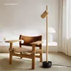 Lámpara de pie moderna minimalista con diseño vertical, hecha de madera maciza, adecuada para salas de estar y dormitorios, con estilo nórdico y ambiente creativo