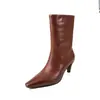 Botas femininas de cano médio feitas de couro bovino de alta qualidade, novo estilo outono e inverno, botas slip-on de couro genuíno com bico quadrado pequeno e salto alto, botas tipo chaminé femininas