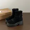 Botas de plataforma estilo Martin para mujer con hebilla de cinturón adornada, colección otoño/invierno 2026, botines retro de gamuza de corte bajo con diseño para realzar la altura