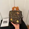 Bolsas de mujer transfronterizas, nueva colección otoño/invierno 2026: mochilas de moda y con estilo con una estética preppy, que presentan un lindo bordado de oso
