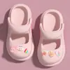 Pantuflas para niñas para usar al aire libre, verano, niñas, nuevo estilo 2025, zapatos de princesa, Mary Janes, zapatos con agujeros para niños, sandalias para bebé niña