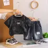 Terno de Verão para Meninos 2025 Novo Estilo Bebê Verão Roupa Infantil de Manga Curta e Shorts Conjunto de Duas Peças Bonito e Moderno