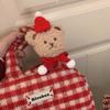 Broche de oso de peluche ~ Lindo sombrero de bufanda roja con cabeza de oso, broche de muñeca de dibujos animados, ramillete de Año Nuevo para mujer