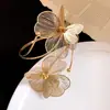Pulsera de brazo metálica con patrón de mariposa y flor transfronteriza europea y americana, moderna y simple, lujo ligero, joyería de alta gama para mujer