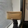 Estilo internacional, nova coleção 2026: Bolsa de mão estilo envelope para mulheres, apresentando um design simples, bordas enroladas, um formato quadrado pequeno, moderna e com grande capacidade, um item único e de nicho