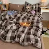2026 Nueva Serie Explosiva de Punto Triángulo Algodón Ultra Suave Tipo Hilo Esponjoso Juego de Cuatro Piezas Temporada Estudiantil Juego de Cama de Tres Piezas