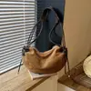 Bolso de gamuza para mujer modelo nuevo de otoño 2026, bandolera de retazos vintage de alta gama, bolso tipo dumpling cruzado de gran capacidad