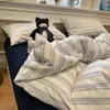 Juego de cuatro piezas a rayas de algodón lavado estilo nórdico minimalista, sábana bajera, sábana encimera, funda de edredón juego de tres piezas para ropa de cama de dormitorio de estudiante